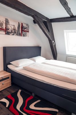 Apartment mit Doppelbett im Landhotel Schwarzer Adler Tiefenbronn