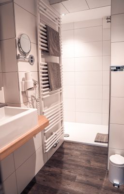 Modernes Bad im Hotel Schwarzer Adler Tiefenbronn