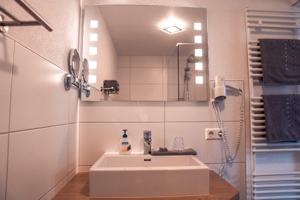 Moderne Badezimmer im Hotel Schwarzer Adler Tiefenbronn